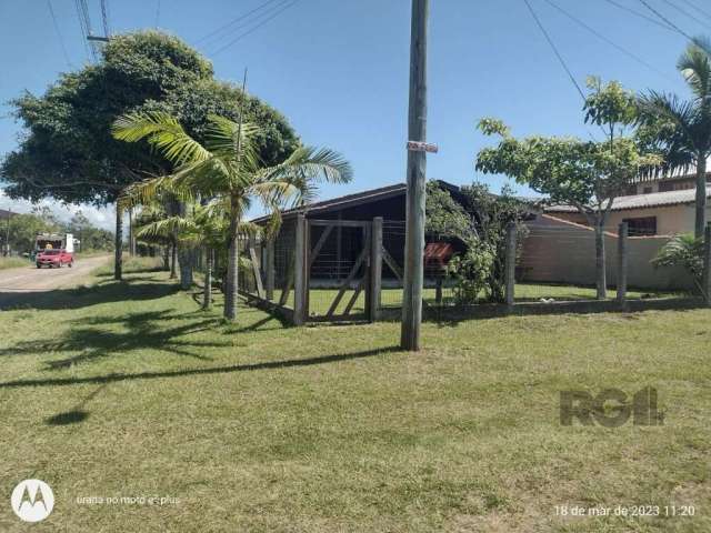 Casa de madeira  a 300 metros do mar   com três dormitórios , banheiro social , sala de estar e cozinha integradas , area fechada com churrasqueira , vaga para carro , casa cercada . Onibus passa em f