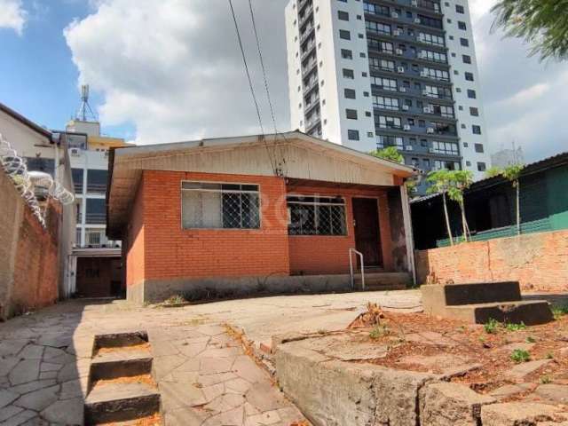 TERRENO localizado em ponto com destinação residencial e comercial, próximo ao Zaffari Bourbon Ipiranga, terreno alto em relação a rua com medidas 10,00 x 34,50 - totalizando 345,00m2,  sobre o qual f