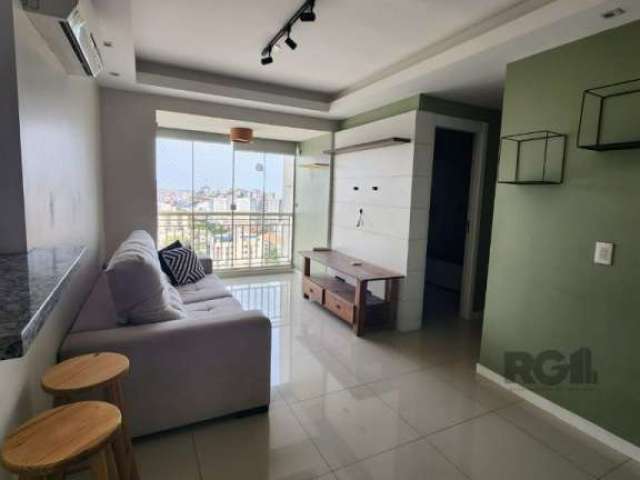 Ótimo apartamento de 2 dormitórios, uma suíte e churrasqueira. &lt;BR&gt;Apartamento semi mobiliado e com excelente localização. Andar alto, com vista definida e lindo pôr do sol.&lt;BR&gt;Vaga de gar