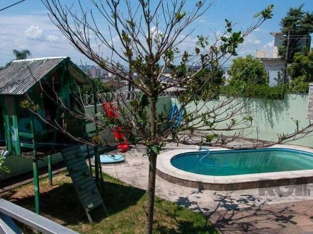 Excelente casa com 4 dormitórios, 2 suítes, cozinha mobiliada, área de serviço, despensa, vista pro Guaíba. Terreno alto, possui piscina, quiosque com parilla, quadra de futebol, 2 garagens pra 06 car