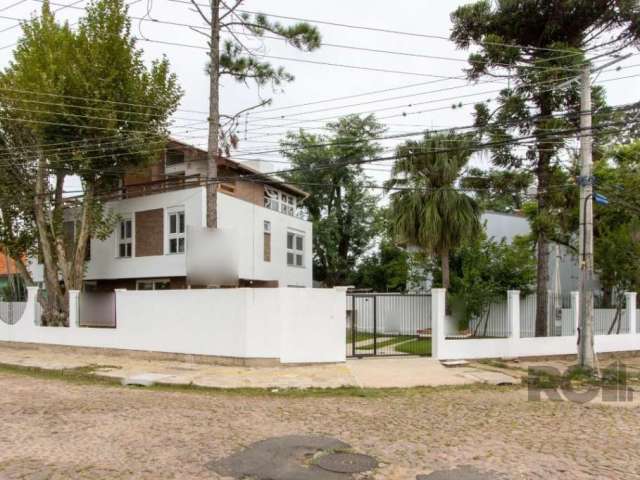 Casa nunca habitada&lt;BR&gt;No térreo, living ensolarado, copa/cozinha, lavabo e área de serviço separada.&lt;BR&gt;No primeiro pavimento, dois dormitórios com possibilidade de tres, sendo uma suíte 