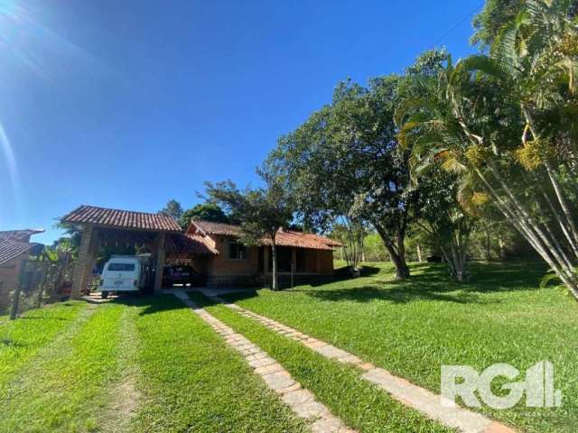 Sítio á venda em Porto Alegre/RS, localizado no bairro Lageado. Casa principal com sala e cozinha conjugada, 1 dormitório, 1 banheiro, área de serviço com banheiro, e uma ampla área em frente a casa. 