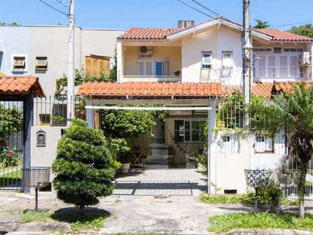 casa com ótimo acabamento, avarandado todo em vidro , hall de entrada , lavabo , living, sala de jantar,  cozinha americana, lavanderia , churrasqueira integrada , pátio com piscina, 03 dormitórios , 