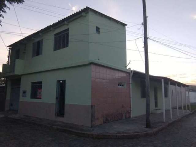 Casa de esquina na Restinga de 4 dormitórios, sendo uma suíte, 3 banheiros sociais, sala estar, sala de jantar, cozinha, lavanderia e garagem fechada pra um carro. Próximo a Escola Vinicius de Morais,