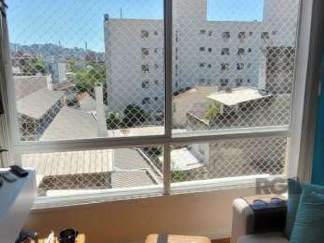 Apartamento com 2 dormitórios no bairro Santana em Porto Alegre. Reformado, andar alto com vista. Living com 2 ambientes. Muita luminosidade. Ensolarado. 1 vaga de garagem fixa coberta.&lt;BR&gt;Condo