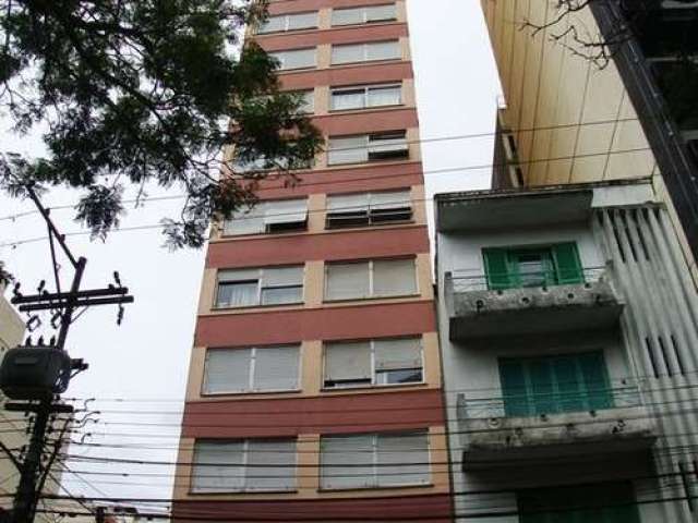 Ótima oportunidade de compra! Cobertura à venda no Edifício Marcelo, localizado no Centro Histórico de Porto Alegre. Esse imóvel conta com 1 dormitório, 1 banheiro social e uma linda vista panorâmica.