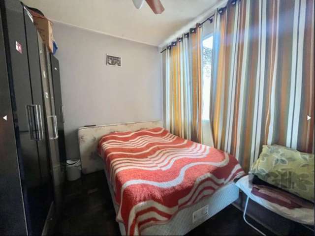 Vende-se apartamento dois dormitórios, living em dois ambientes, copa e cozinha, área de serviço separada, banho social, gás central, terraço no condomínio, com salão de festas e churrasqueira..&lt;BR