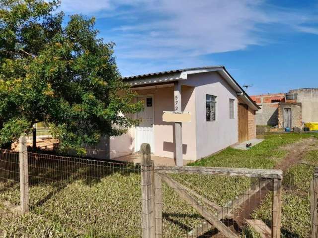 Casa de alvenaria na Praia Azul . Arroio do sal , terreno medindo 12x25 . Todo cercado com patio . piscina de lona nos fundos . Casa com 2 quartos , banheiro social , cozinha ampla e  equipada , Agua 