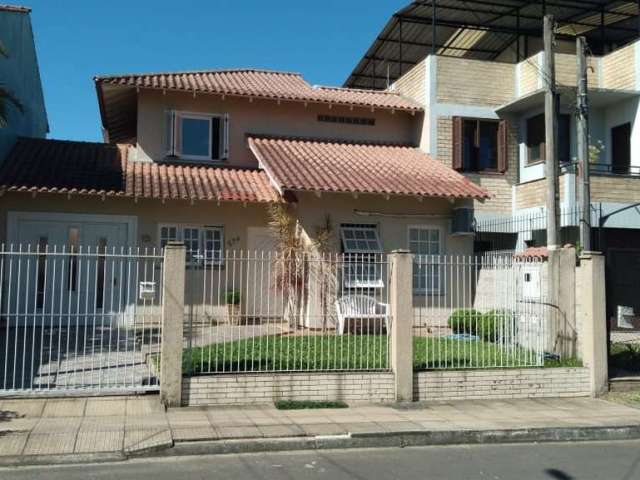 ÓTIMA CASA NO VALE DO SOL!!! Casa com 3 dormitórios , suíte,  sala estar e jantar, jardim de inverno, banheiro social, cozinha,  churrasqueira, área de serviço, garagem para até 4 carros, pátio na fre