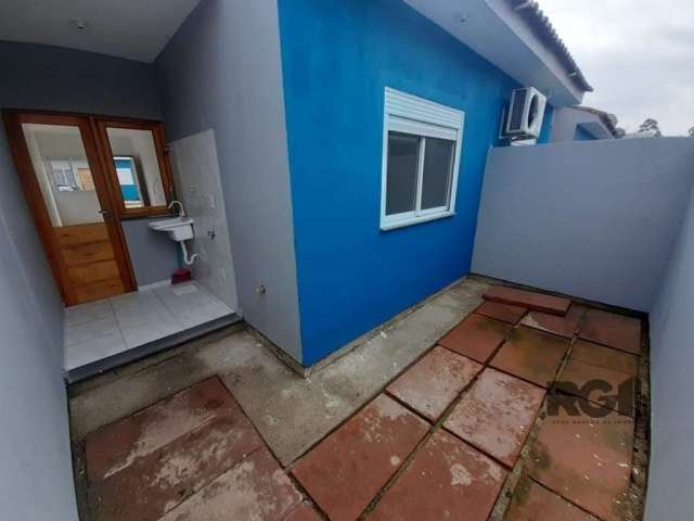 Casa situada na Av. Principal da Ponta Grossa, com 46m², oferecendo 2 (dois) dormitórios, sala, cozinha, área de serviço com espera para aquecedor à gás, pátio/jardim e estacionamento. Localizada no B