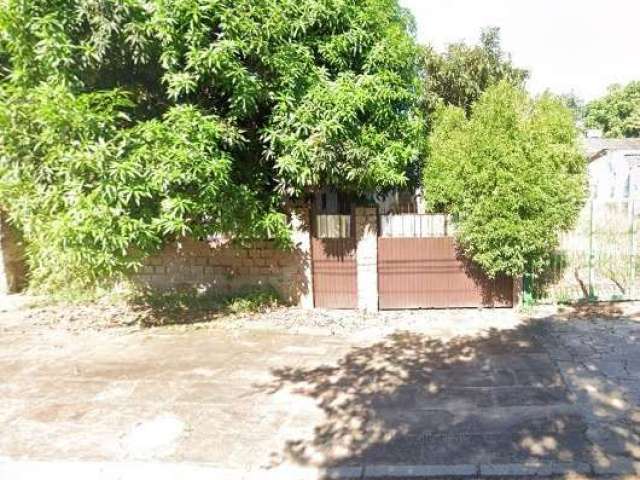 Ótima casa de 2 dormitórios, com um living espaçoso e uma cozinha grande para seus momentos de convívio, banheiro social e aproveite as áreas ao ar livre na frente e nos fundos, junto com uma vaga de 