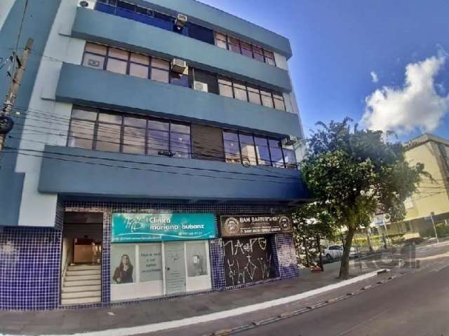 Sala comercial para locação no bairro Menino Deus, com aproximadamente 30m² de área privativa, piso cerâmico, com lavabo e pátio lateral. Condomínio com porteiro eletrônico. &lt;BR&gt;&lt;BR&gt;      