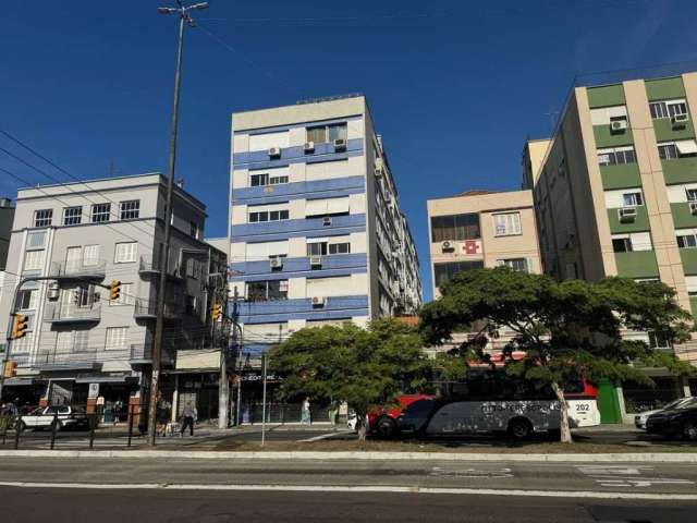 Apartamento de 3 DORMITÓRIOS à venda com EXCLUSIVIDADE no Edifício Cláudia, localizado na Avenida Joao Pessoa, no bairro Farroupilha em Porto Alegre. Com 3 quartos, sendo 2 suítes e um banheiro americ