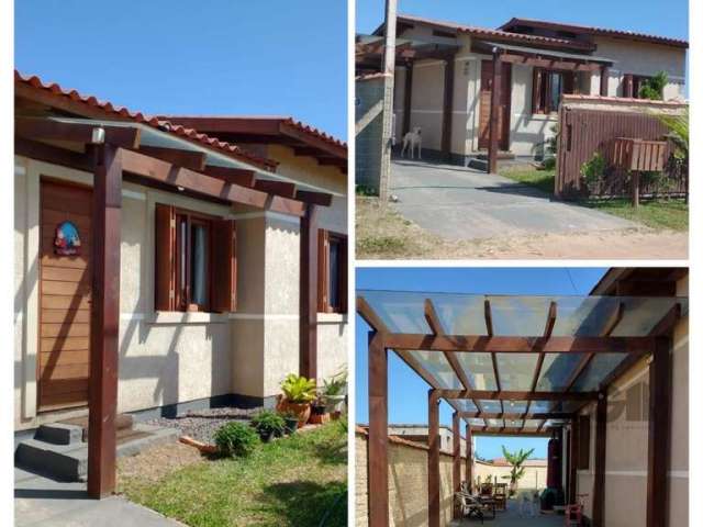 Casa de 104m2, em terreno de 10 x 30m.Alugo anual ou Vendo!&lt;BR&gt;Na Praia Estrela do Mar.&lt;BR&gt;Possui vaga para até 4 carros, com pátio privativo.&lt;BR&gt;Composta por sala de estar/jantar, c