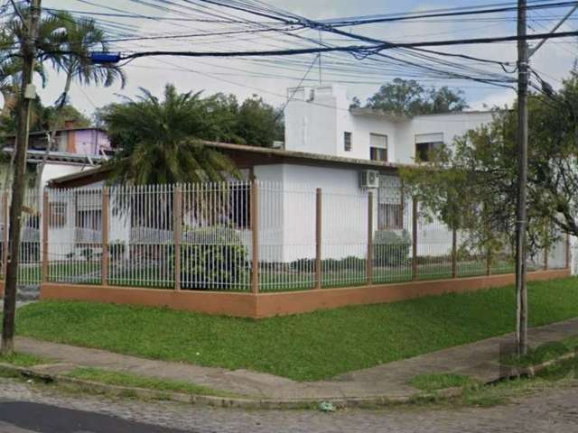 Casa com  3 dormitórios, 2 salas, cozinha ampla e  banheiro.  Possui garagem p/ 3 carros, sendo 2 cobertas .Nos fundos tem 1  JK com 1 quarto/sala, 1 banheiro e 1 peça para cozinha. No pátio tem  uma 