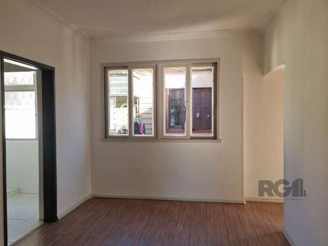 Apartamento de 2 dormitórios no Bairro Petrópolis , reformado.  Apartamento fundos com 3 lances de escada, em excelente localização esquina com Felipe de Oliveira.&lt;BR&gt;    Petrópolis é um bairro 