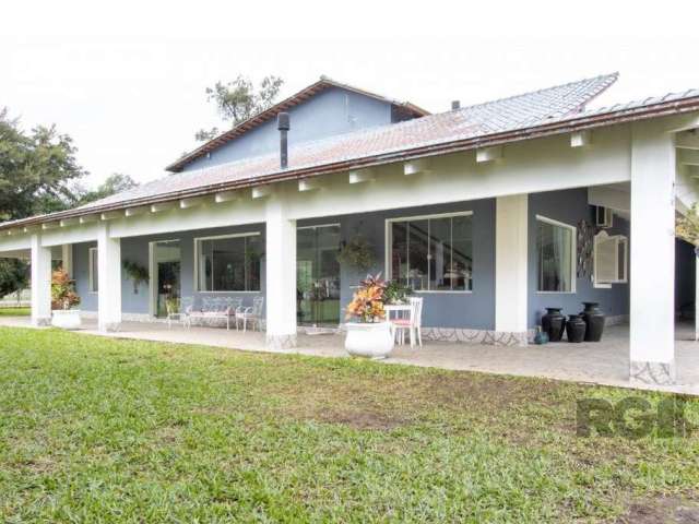 Lindo Sitio, com ampla área verde, com piscina, arvores frutíferas canil, piscina, área gourmet com churrasqueira e banheiro.  Propriedade conta com duas casas. Casa principal com 3 suítes máster no a