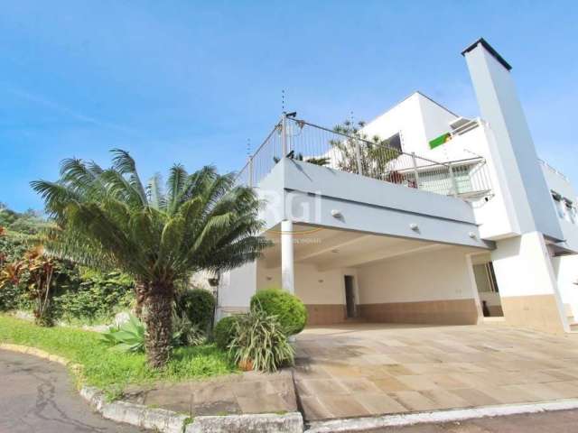 Excelente casa localizada na parte mais alta da condomínio. Vista panorâmica para a cidade e o Guaíba, em rua tranquila apenas com acesso de moradores. &lt;BR&gt;&lt;BR&gt;Living com pé direito duplo 