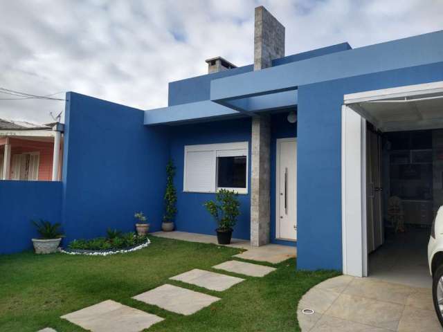 Casa com excelente padrão construtivo, 170m², sendo 3 dormitórios, 01 suite, 2 banheiros, sala de estar espaçosa, cozinha planejada, garagem para dois carros com churrasqueira, pátio aos fundos com es