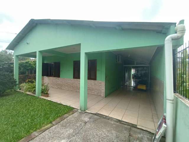 Casa 3 dormitorios, 1 suite, sala cozinha, banheiros, quiosque com piscina, proxima de todas as conveniencias do bairro.