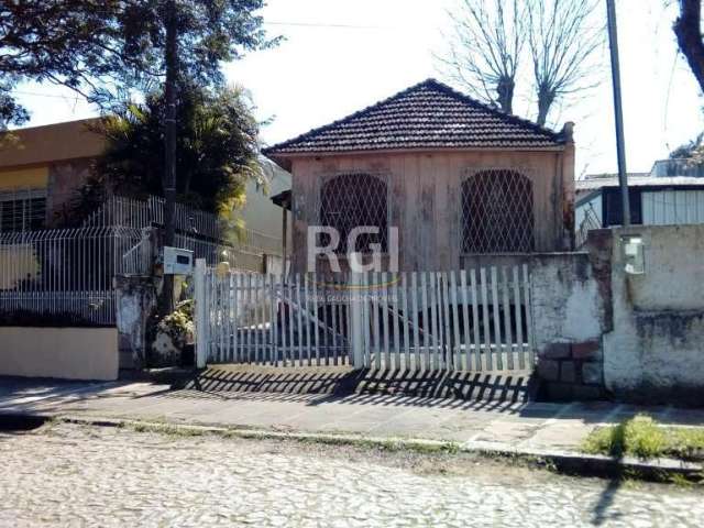 Terreno medindo 7,50x28 com casa de madeira mista e outra casa de material nos fundos, alta em relação a rua.  Rua calma,arborizada, perto da Av.Teresopolis.