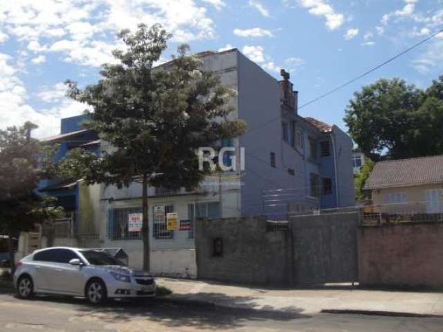 Amplo apartamento de 2 dormitórios, hidráulica e elétrica nova, living para 3 ambientes, cozinha grande e área de serviço separada, banheiro social reformado. Arejado e ensolarado.&lt;BR&gt;Prédio peq