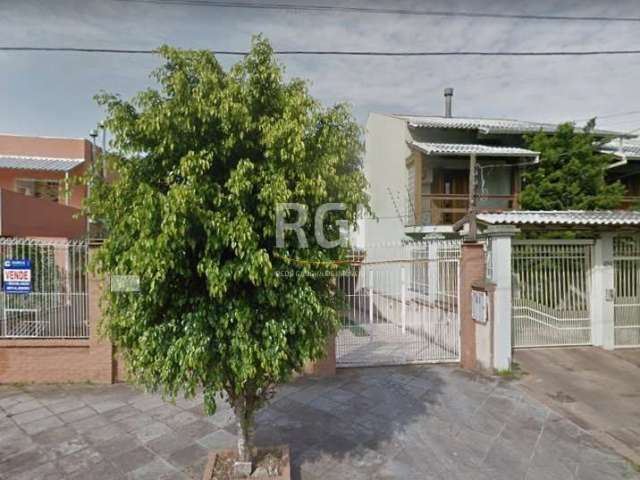 Casa térrea reformada, na zona norte de Porto Alegre,  com 3 dormitórios,   living 2 ambientes bem definidos, 3 banheiros. Pátio com piscina,  espaço churrasco,  4 vagas. Estuda como parte do pagament