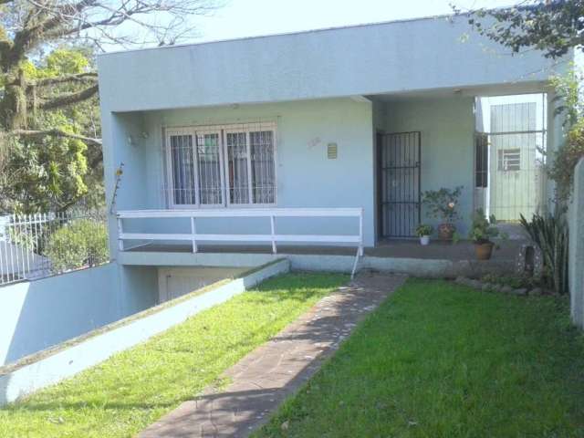 Casa de alvenaria ampla no bairro gloria, composta por 3 dormitórios sendo um com suíte, 4 banheiros, 2 cozinhas, dependência de empregada, escritório, churrasqueira, lavanderia e garagem para 2 veícu