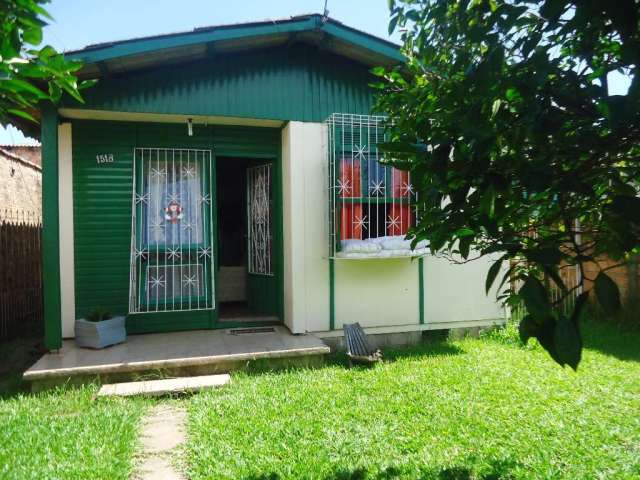 Casa térrea, loteamento Santa Izabel, no bairro Harmonia, em Canoas. Casa com 02 dormitórios, sala, cozinha, banheiro social e área de serviço.&lt;BR&gt;Pátio frente e fundos, com amplo terreno, todo 