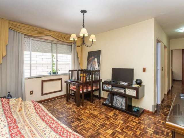 Ótimo apartamento no bairro Petrópolis, térreo, lateral, com 65m² privativos, de 2 dormitórios. Possui sala ampla, 2 dormitórios, banheiro com box e ventilação natural, cozinha e área de serviço. Cond