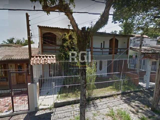 Casa com dois pavimentos, quatro dormitórios, sendo um suíte com hidromassagem, sacada em toda extensão da frente, amplo living com três ambientes, lareira, banheiro social, lavabo, belíssima escada d