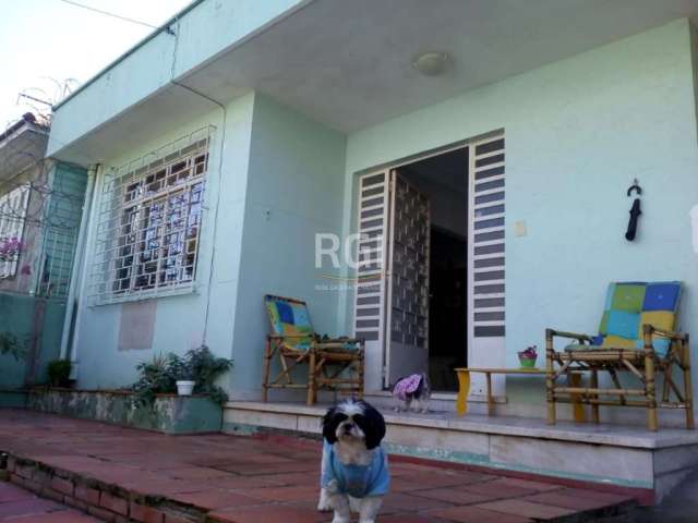 Ampla casa com reforma interna, piso de  porcelanato 4  dormitórios sendo 1 suite, 1 banheiro e um lavabo, cozinha, sala de jantar e estar amplos . Possui nos fundos uma extensa  área de serviço que p