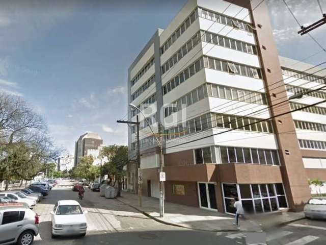 Ótimo conjunto comercial no Centro Histórico, andar alto, com 43m² privativos. Possui sala de recepção, 4 salas, cozinha, banheiro. Muito ventilado e com ótima iluminação natural (sol da manhã). Possu