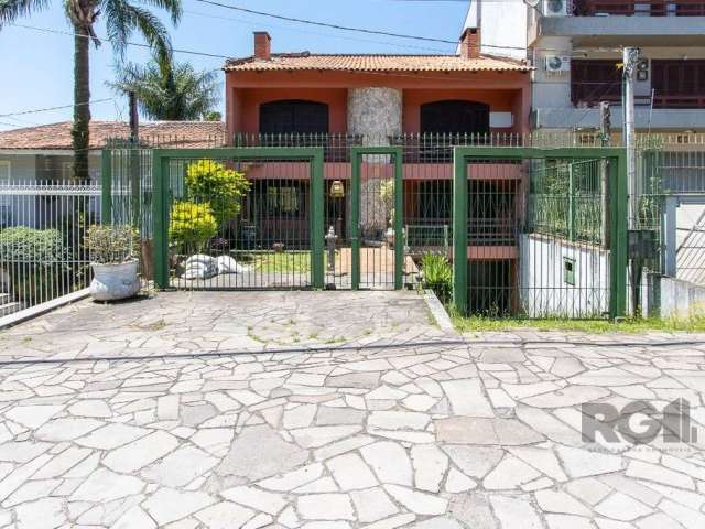 Casa à venda em Porto Alegre, localizada no bairro Cavalhada. Com área total de 572m², essa casa possui 6 dormitórios, sendo 1 suíte, e 3 banheiros sociais, possui piscina. Além disso, a casa conta co