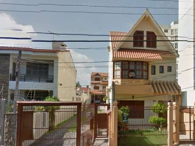 Excelente sobrado , 4 dormitórios , sendo 1 suíte master ( closet e hidro ) lavabo , living 3 ambientes , lareira , 2 banheiro social , 1 banheiro auxiliar , gabinete , cozinha americana com móveis so