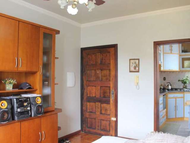 Apartamento amplo, de 3 quartos, próximo ao zaffari, escolas e acesso fácil ao centro. Living 2 ambientes, piso parquet, cozinha integrada com a lavanderia. &lt;BR&gt;localizado no bairro cavalhada.&l