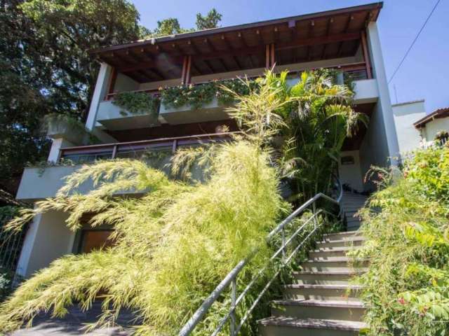 Excelente casa em localização tranquila em frente a praça no Jardim Isabel essa casa tem charme e espaço de sobra. Ótima posição solar. &lt;BR&gt;Com 04 dormitórios sendo a suíte master com closet e b