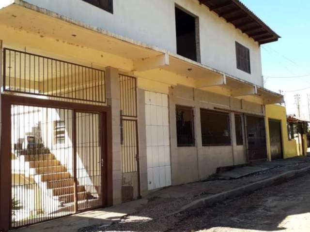 Excelente casa na camaqua próximo ao zaffari, são 5 casas , todas independentes, sendo que 3 estão alugadas, ( excelente para investidor). Pátio medindo 14,4 x 33 amplo e gramado. Possibilidade para c