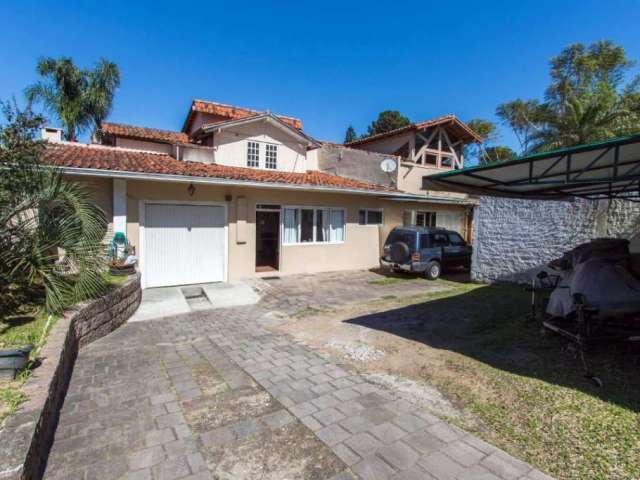 Casa 3 dormitórios, sendo um suite, living 3 ambientes, lareira, lavabo, cozinha, lavanderia, churrasqueira, garagem para 3 carros coberos e até 8 carros no patio. Locaizada em Ipanema, perto de colég