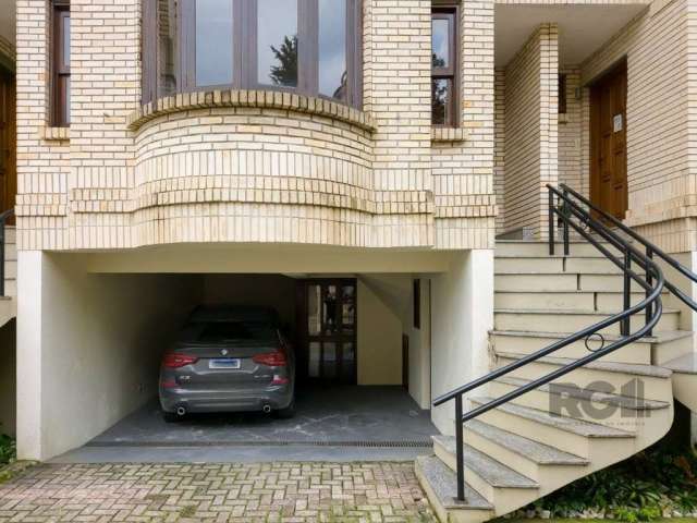 Casa em Condomínio com 3 dormitórios em condomínio fechado no altos do bairro Cristal, perto do Barra Shopping Sul. No piso inferior área de serviço,  jardim de inverno, garagem para dois carros e ban