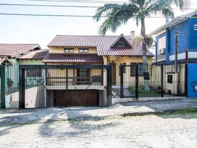 Casa de 3(três) dormitórios, 1 suíte, com churrasqueira, cozinha montada na zona sul de Porto Alegre.&lt;BR&gt;&lt;BR&gt;Terreno 10x30, living com lareira, porcelanato, garagem para três carros, close