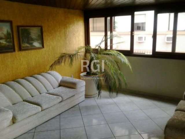 Excelente apartamento 2 dormitórios, 1 vaga/box de garagem coberta, sol da manhã e da tarde, living para 2 ambientes e sacada. &lt;BR&gt;Condomínio com infra estrutura enxuta e em ótima localização. &