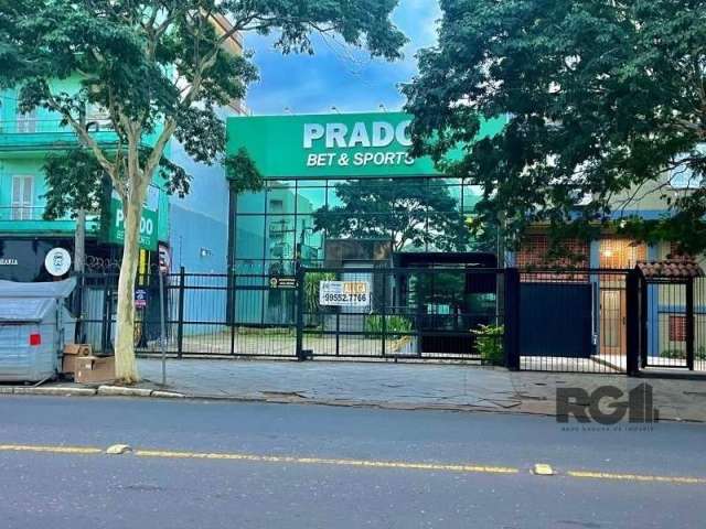 PRÉDIO COMERCIAL/LOJÃO com 750m² de área privativa. &lt;BR&gt;ELEVADOR . &lt;BR&gt;Possui 7 banheiros sociais, amplo depósito (250m2)&lt;BR&gt;13 vagas de estacionamento. Infraestrutura com salão de f