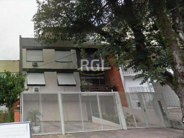 Apartamento de 2 quartos, living 2 ambientes, ensolarado, ventilado e silencioso, cozinha, banheiro auxiliar, dependência de empregada e área de serviço. Baixo valor de condomínio. &lt;BR&gt;Garagem p