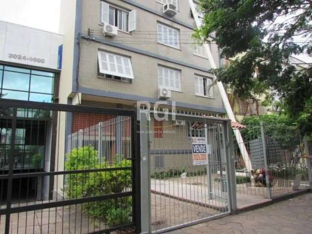 APARTAMENTO 1 QUARTO,  (mais espaço que pode ser usado com 2segund dormitório, ou depósito/gabinete) por ser de tamanho reduzido, só olhando. DESOCUPADO, possui sala, cozinha, área de serviço, hall de