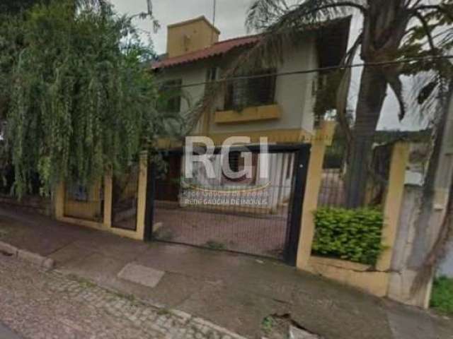 Casa de 3 dormitórios, sendo 1 suíte com closet, living de 2 ambientes, cozinha ampla, área de serviço, churrasqueira, 2 banheiros sendo 1 social e outro íntimo da suíte.&lt;BR&gt;Pátio com piscina e 