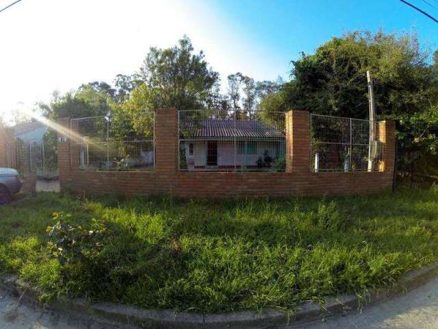 Casa no Lami em Porto Alegre, feita de Madeira, com 2 Dormitórios, Sala, Cozinha, Banheiro, Área de Serviço, Garagem com Churrasqueira + Fogão Campeiro.