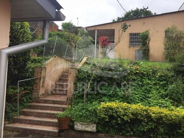 CASA NO PARTENON CÓD.RP382747&lt;BR&gt;&lt;BR&gt;Casa com 2 dormitórios, com amplo espaço de lazer, jardim e vista panorâmica. sol .&lt;BR&gt;terreno 13,70x77,30 -  localizada no bairro Partenon, na r