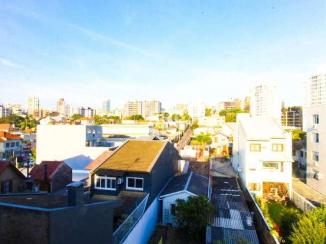 SALA COMERCIAL NO BAIRRO SÃO JOÃO EM PORTO ALEGRE.&lt;BR&gt;Ótima sala de fundos, toda em piso frio com banheiro, em edifício com portaria 12 h, elevador em excelente localização no bairro São João.&l