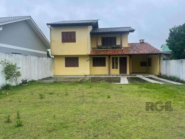 Casa em Torres , bairro  Vila São João  com três dormitórios sendo uma suite , living integrados com sala de  e star , cozinha ampla , vaga para dois carros , amplo patio , Semi-mobiliada